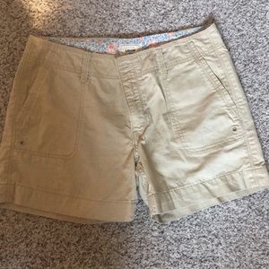 Light khaki Levi’s shorts size 6